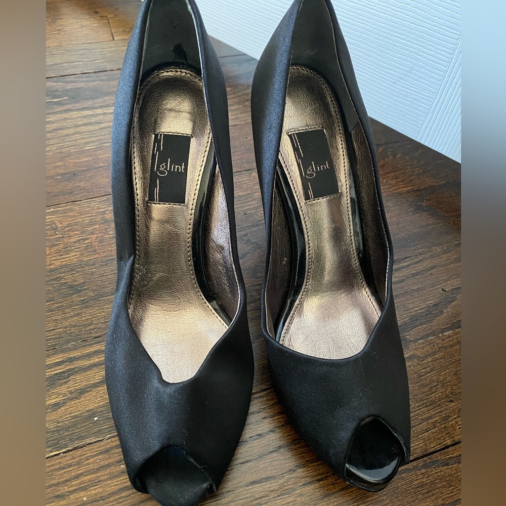 GLINT- women’s size 6 peek a boo heel